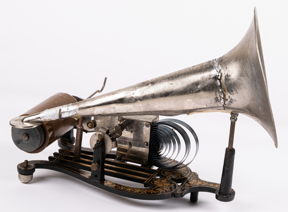 Grammofon/fonograf, på fot, med tillhörande 8 rullar, GM2960b, i form av lyra, skivan cylindrisk.