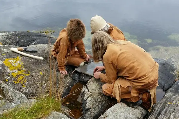 Steinaldermennesker lager redskap