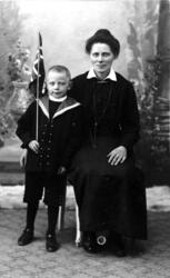 Konstanse Valvåg med adoptivsønnen Roar. Tranøy, Senja