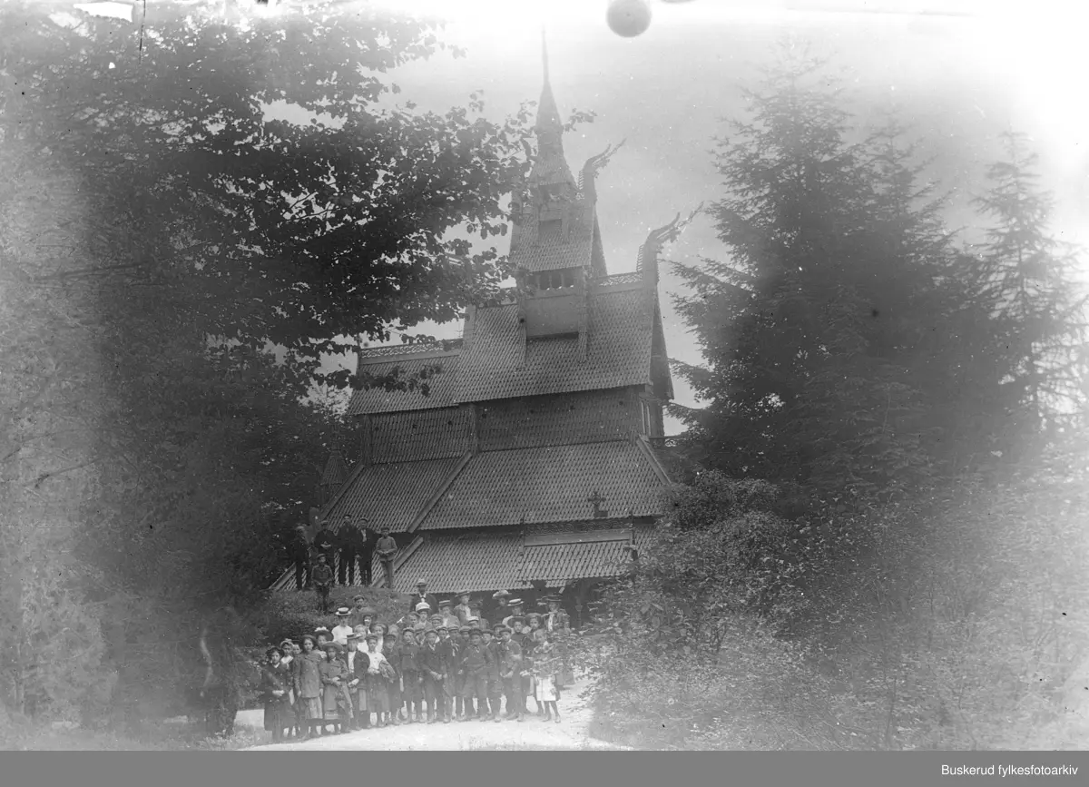 Hønefoss folkeskole på skoletur til Norsk Folkemuseum, her står de foran Gol Stavkirke