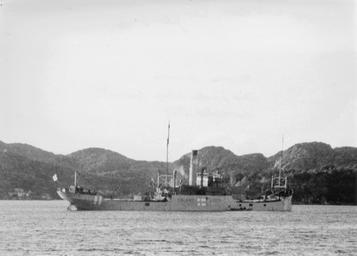 Det finske skipet "Karin" ved Egersund havn, november 1939.