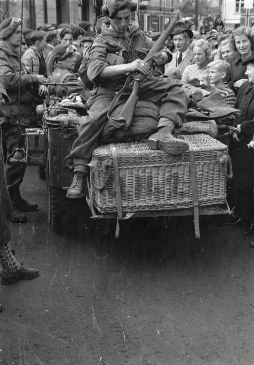 Engelske soldater i Johan Feyersgate, 12. mai 1945.