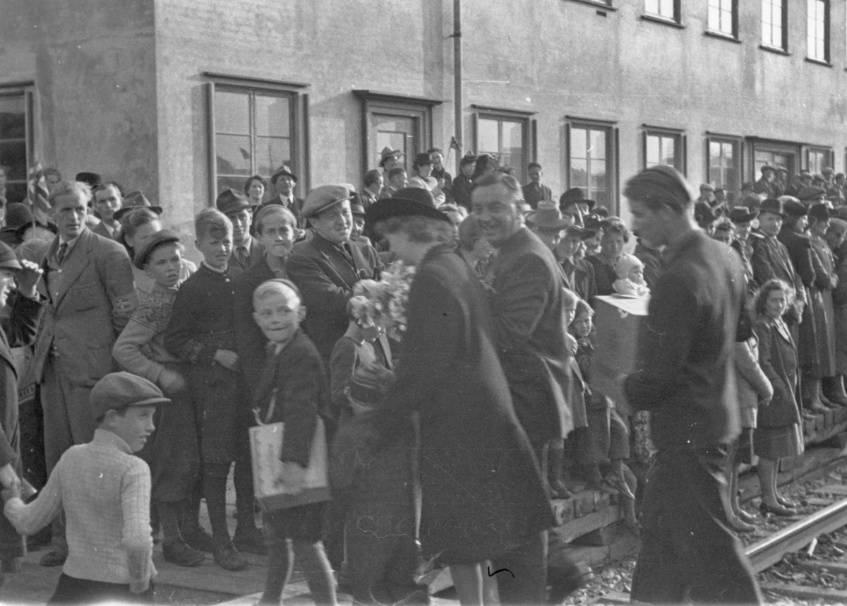 Mottakelse av Tysklandsfangene på jernbanestasjonen på Eie, 28. mai 1945.