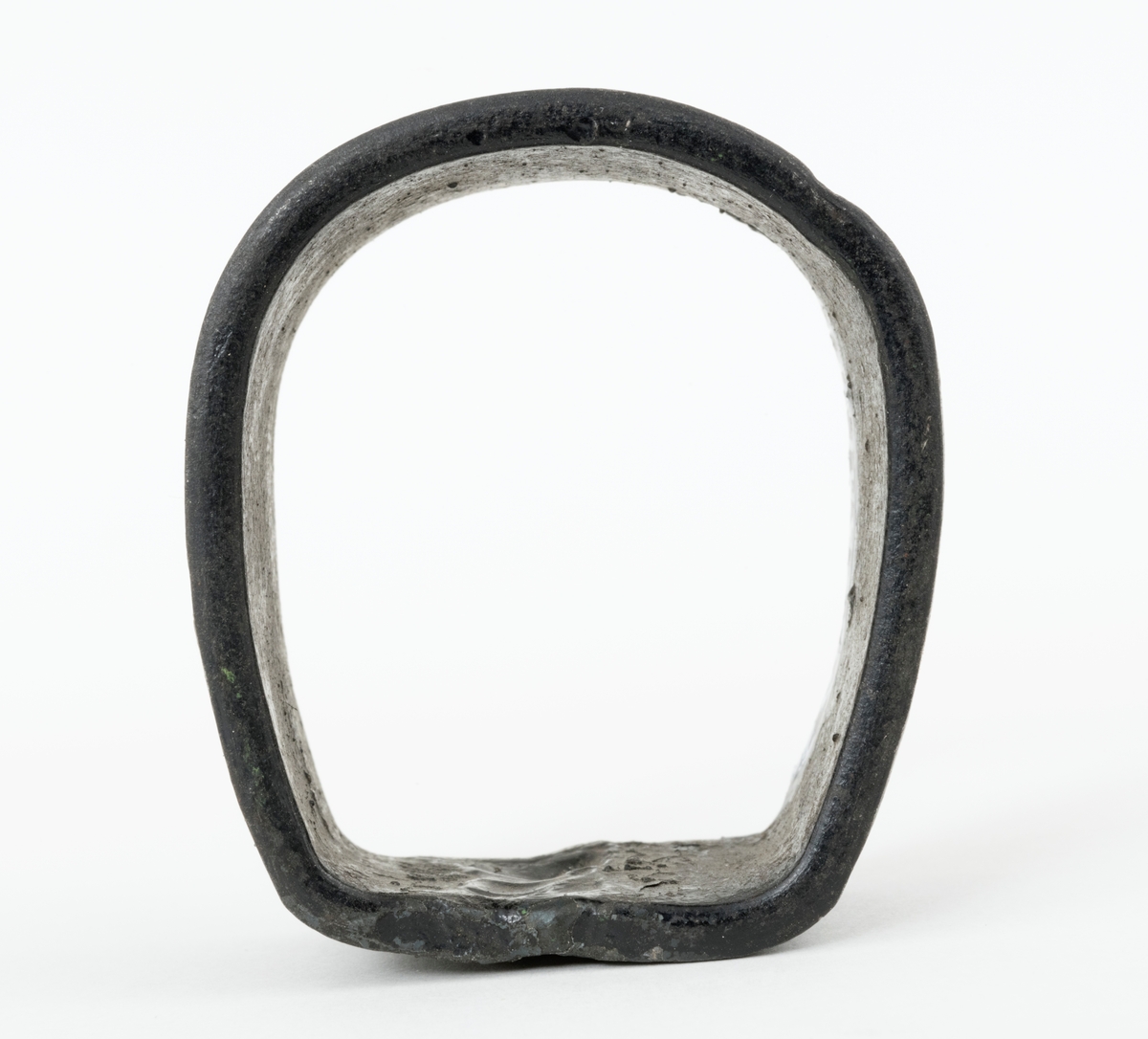 Fløterhake med ring for skjefting til treskaft. Dette skjemaet omhandler ringen.
Det følger med en smidd jernring til fløterhaken. Denne ringen tres inn på skaftet, slik at haken sitter godt til skaftet. Ringen er smidd av et 0,35 centimeter tykt og 2 cemtimeter bredt jernstykke. Den delen av ringen som omslutter skaftet er rund, mens den delen av ringen som ligger an mot fløterhakens tange er flat. (Ringen får er et tilnærmet ovalt tverrsnitt.)