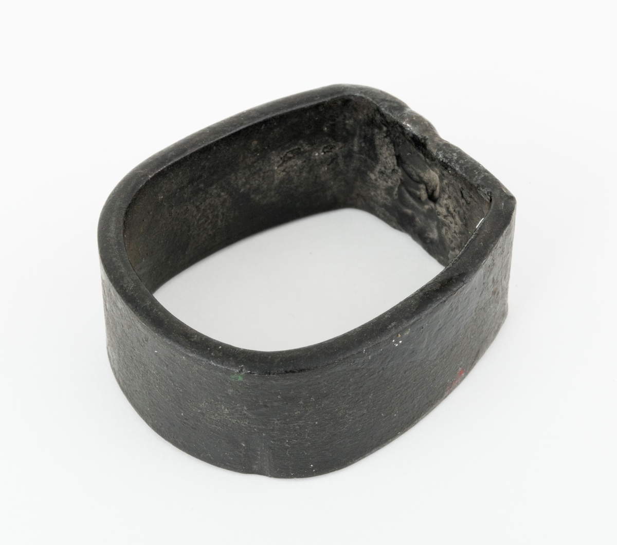 Fløterhake med ring for skjefting til treskaft. Dette skjemaet omhandler ringen.
Det følger med en smidd jernring til fløterhaken. Denne ringen tres inn på skaftet, slik at haken sitter godt til skaftet. Ringen er smidd av et 0,35 centimeter tykt og 2 cemtimeter bredt jernstykke. Den delen av ringen som omslutter skaftet er rund, mens den delen av ringen som ligger an mot fløterhakens tange er flat. (Ringen får er et tilnærmet ovalt tverrsnitt.)