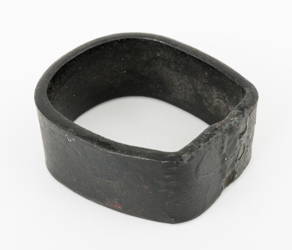Fløterhake med ring for skjefting til treskaft. Dette skjemaet omhandler ringen.
Det følger med en smidd jernring til fløterhaken. Denne ringen tres inn på skaftet, slik at haken sitter godt til skaftet. Ringen er smidd av et 0,35 centimeter tykt og 2 cemtimeter bredt jernstykke. Den delen av ringen som omslutter skaftet er rund, mens den delen av ringen som ligger an mot fløterhakens tange er flat. (Ringen får er et tilnærmet ovalt tverrsnitt.)