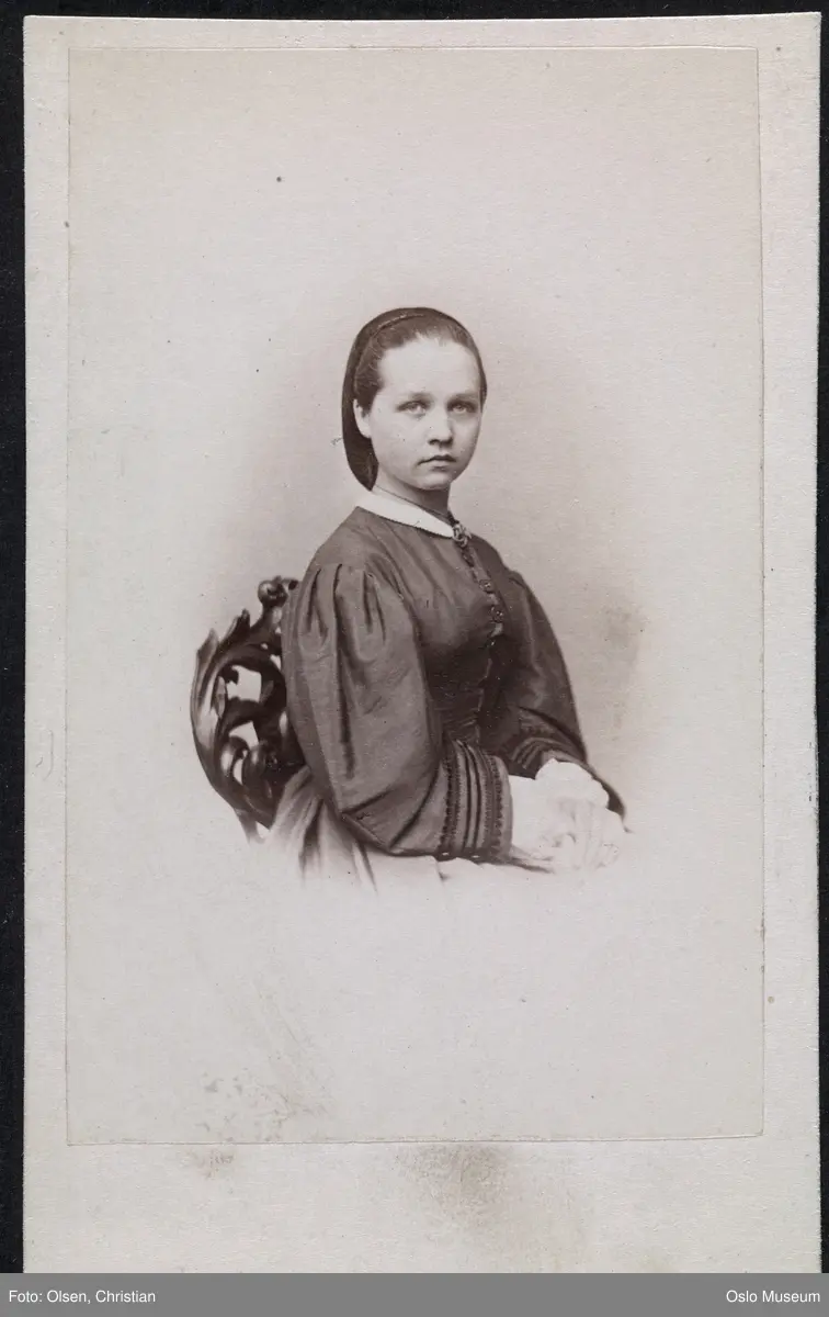 portrett, kvinne, vignettert sittende halvfigur