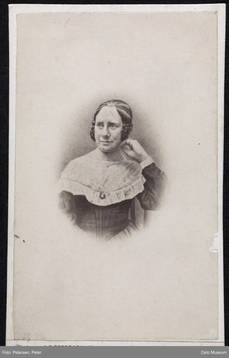 portrett, kvinne, vignettert brystbilde