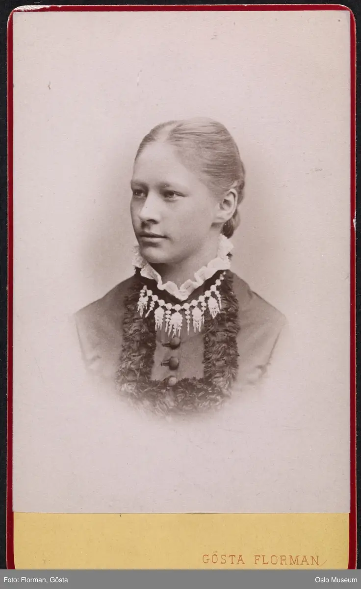 portrett, kvinne, vignettert brystbilde