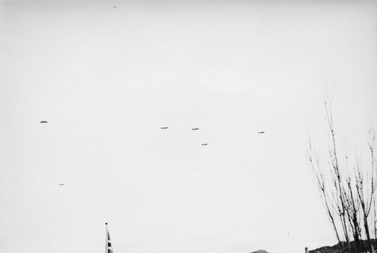 Allierte fly over byen, 8. mai 1945.