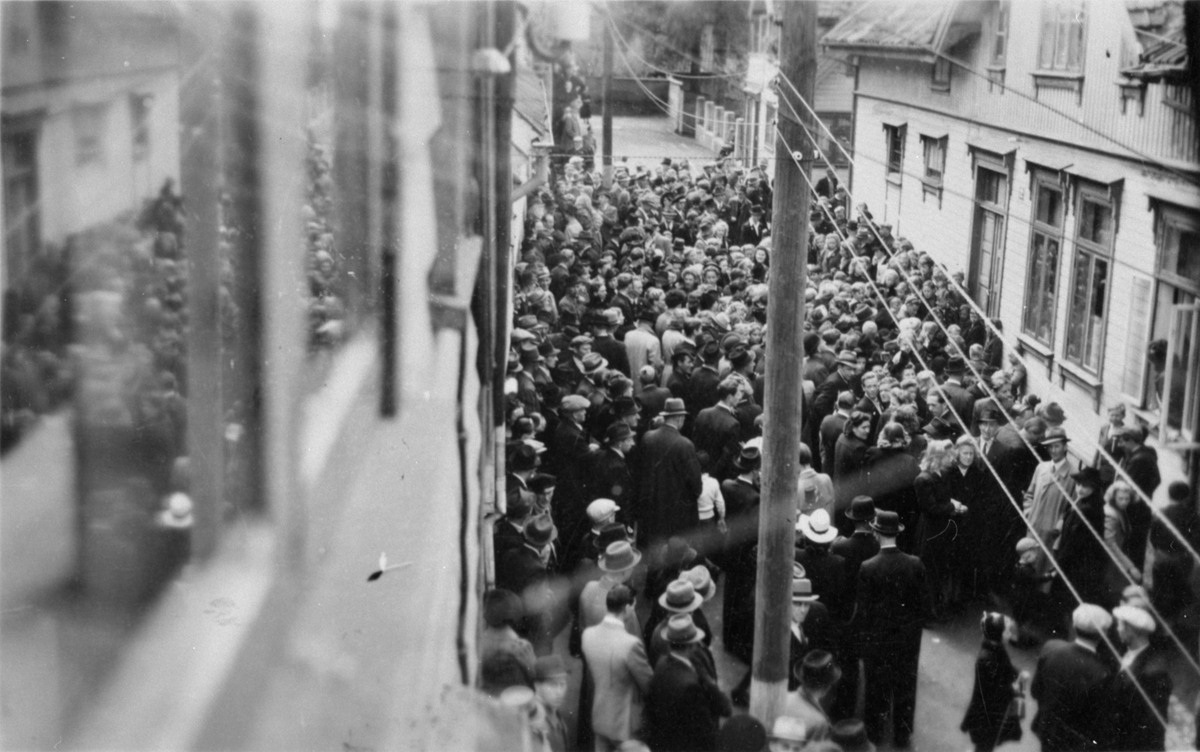 Folk samles utenfor arresten i Nygaten for å se på når nazister arresteres, 10. mai 1945.