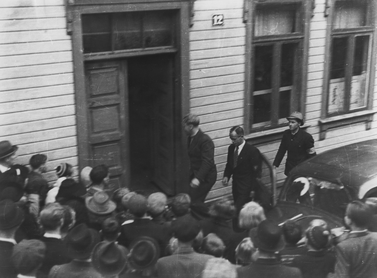 Nazister arresteres, 10. mai 1945. Johan Mong og Gustav Fardal med arrestant.