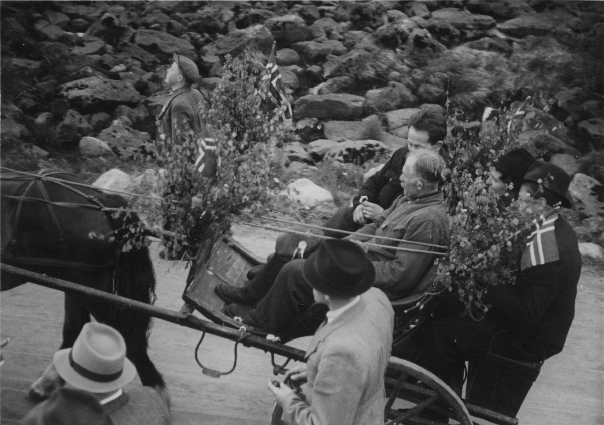 Fra fangeprosesjonen på vei til Torget etter ankomsten, 10. mai 1945.