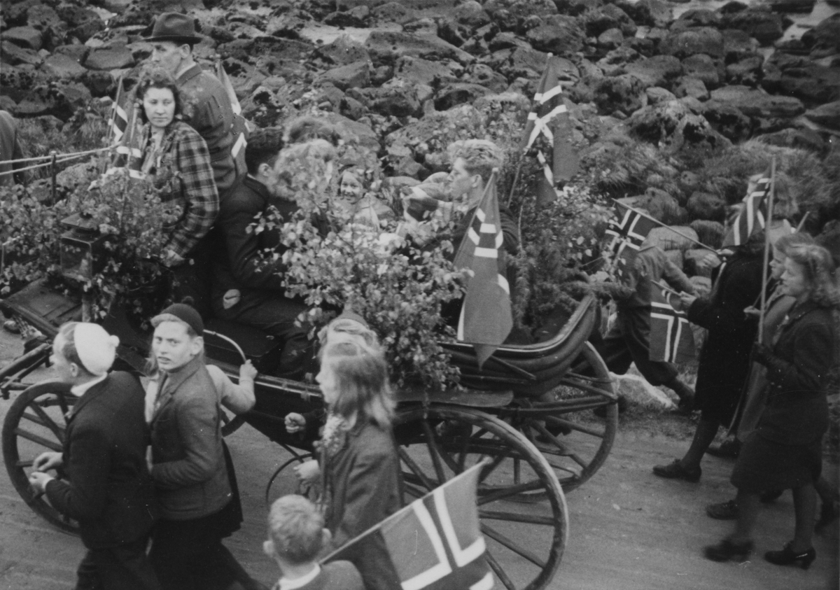 Familien Aakre i fangeprosesjonen på vei til Torget, 10. mai 1945.