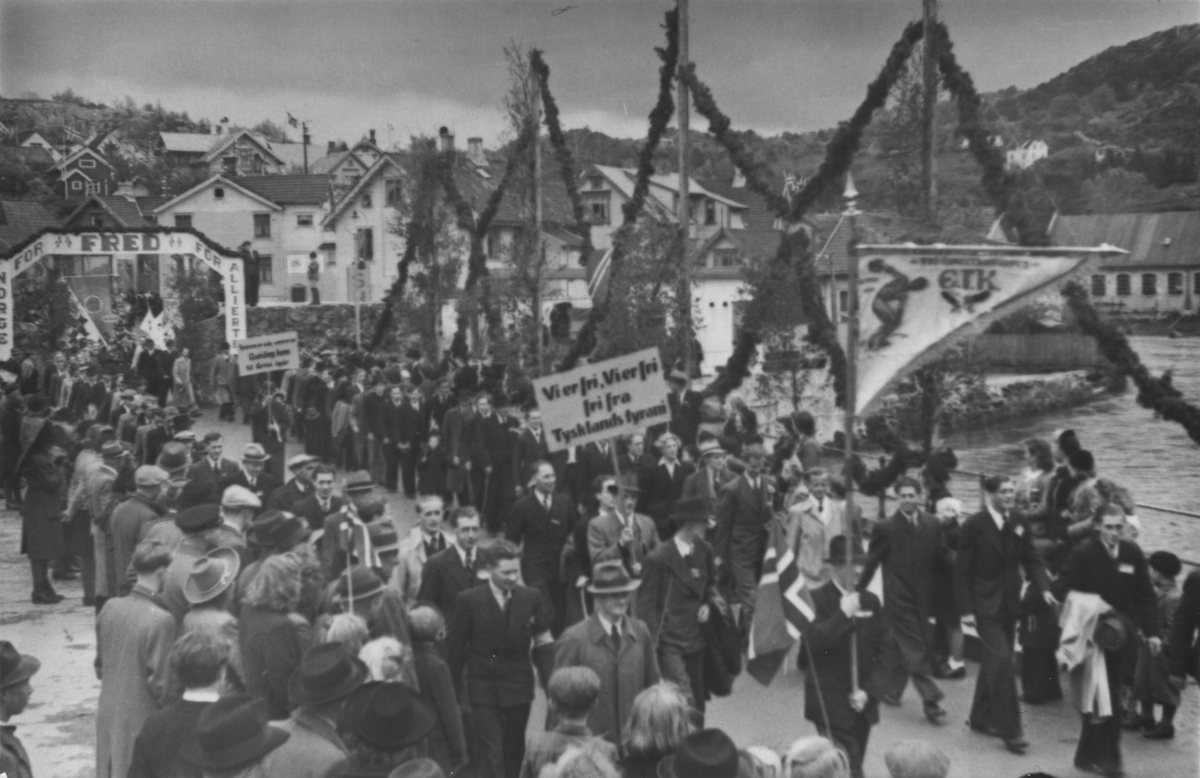 Borgertoget på Damsgårdsbroen, 17. mai 1945. EIK fotballag.