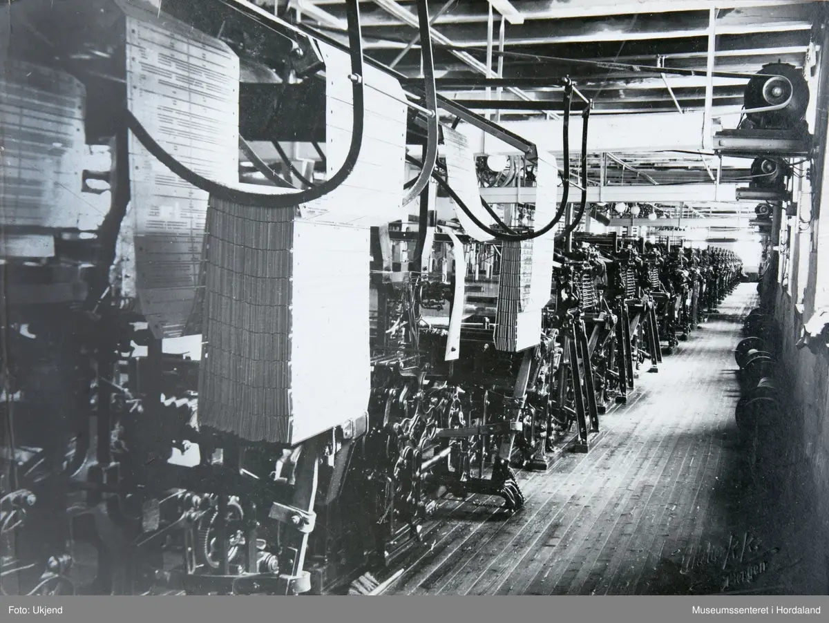 Fotomontasje frå produksjonen ved ullvarefabrikken, Dale Fabrikker i Vaksdal.