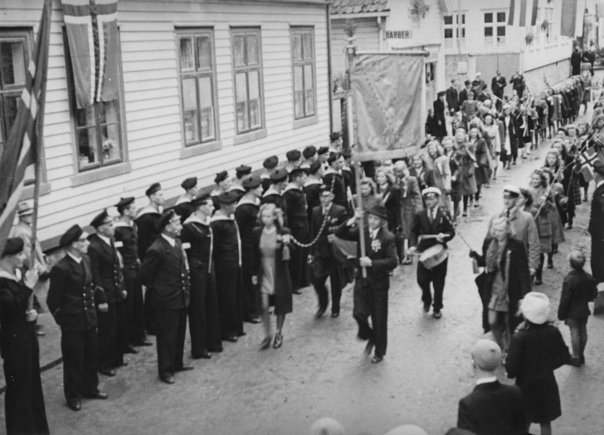 Turnforeningen i Borgertoget, 17. mai 1945. Marinegastene har tatt oppstilling langs gaten.