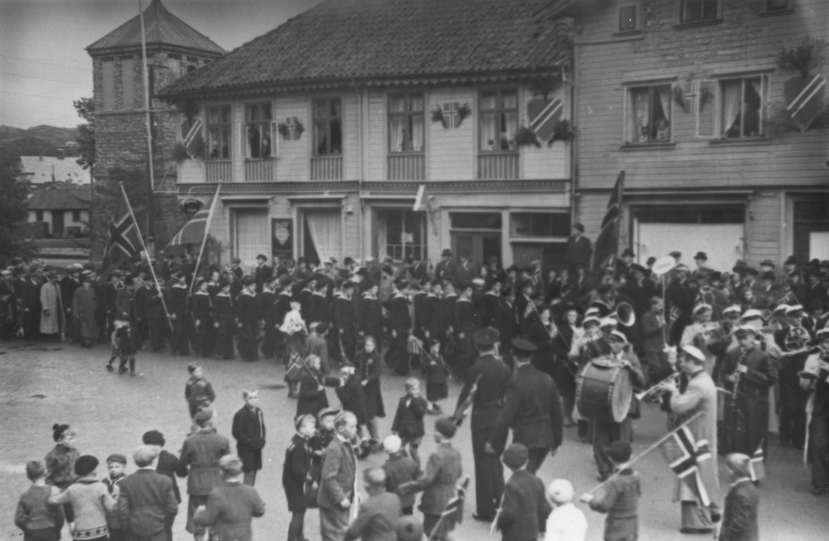 Borgertoget kommer til torget, 17. mai 1945.