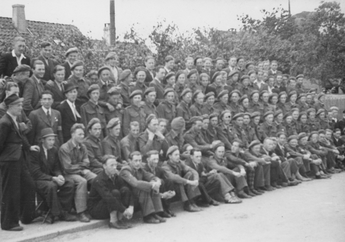 Hjemmestyrkene fotograferes før paraden for general Andrew Thorne, 12. juni 1945.