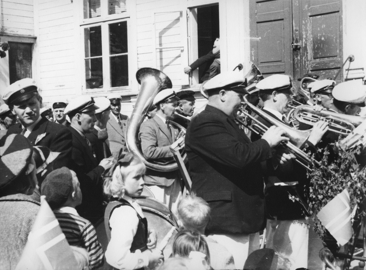 Konsert på Torget, 17. mai 1947. Egersund Musikkorps spiller mens mandsangerne venter på tur.