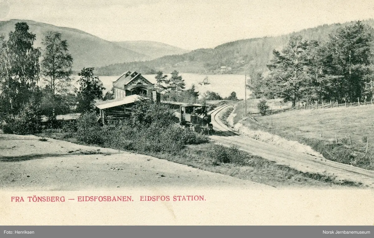 Eidsfoss stasjon, endestrasjon på Tønsberg-Eidsfossbanen. Et av banens damplokomotiver står foran lokomotivstallen
