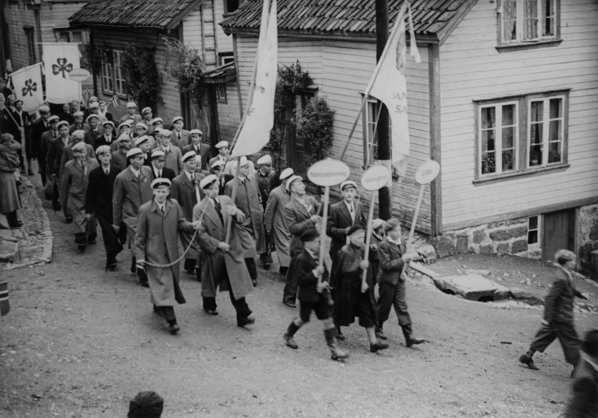 Borgertoget går ut i Lerviksbakken, 17. mai 1945.