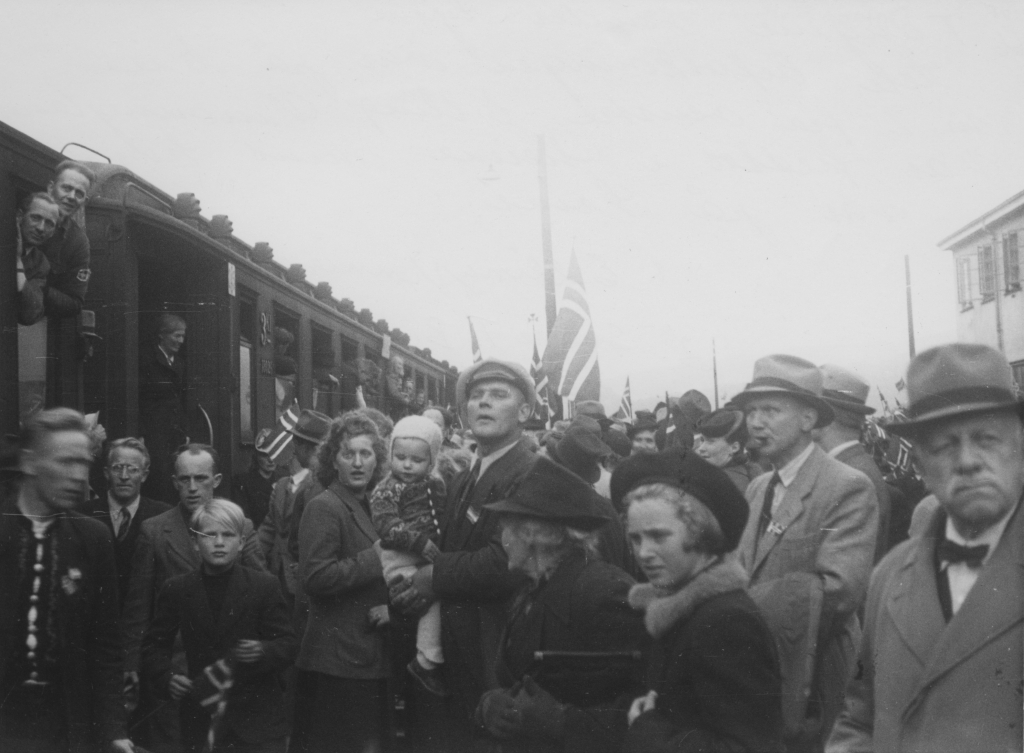 Toget med Grinifangene ankommer Eie stasjon, 10. mai 1945.