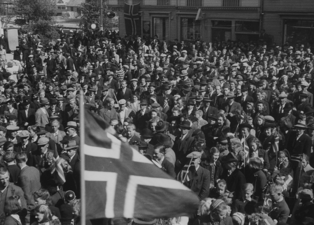 Folkemassen på Torget, 8. mai 1945.