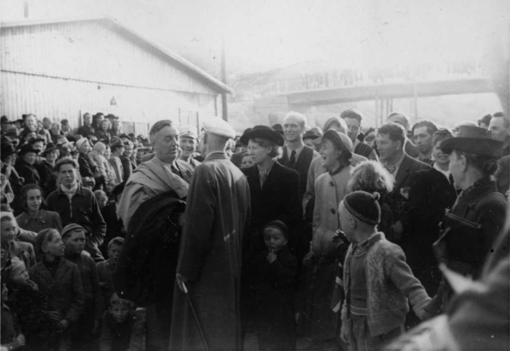 Tysklandsfangene ankommer Eie stasjon, 28. mai 1945. Erling Faber Torjusen snakker med Jacob Knudsen.