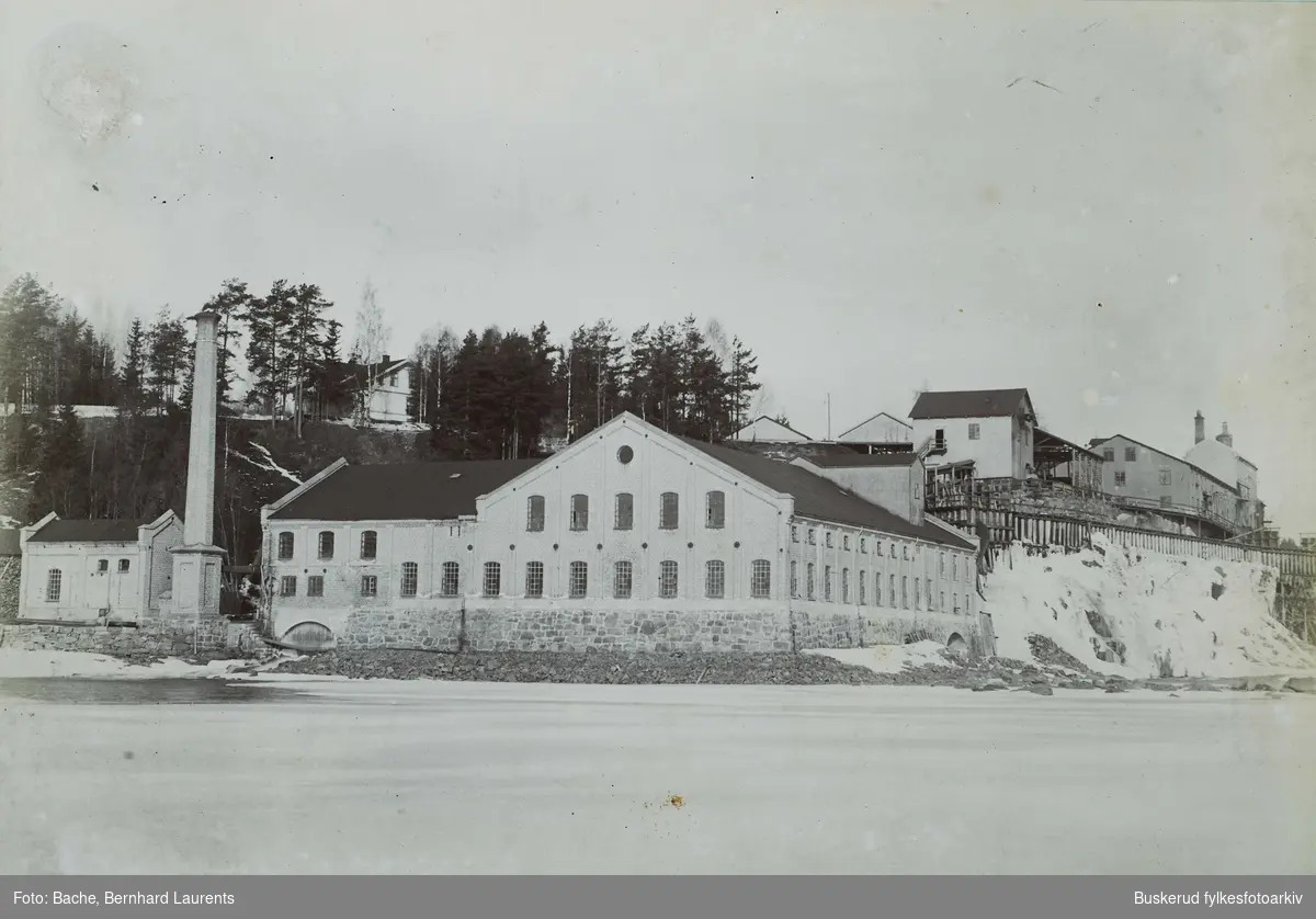 Follum Træsliberi med sliperi 1 Fabrikken ble grunnlagt som Follum træsliberi i 1873 og byttet senere navn til Follum fabrikker. Fabrikken og området har fått navn etter storgården Follum som ligger på høyden vest for elva og fabrikken.

Opprinnelig lå det flere papirfabrikker rundt fossene i Ådalselva nord for Hønefossen. Den første fossen kalles gjerne Nedre Hofsfoss eller Follumfossen. Den neste øvre fall i Hofsfossen. Follum træsliberi og Hofsfos træsliperi og Papirfabrikk lå opprinnelig på vestsiden av den første fossen, mens tidligere Hofs Brug lå på østsiden av samme fossen. Etter hvert ble imidlertid disse fabrikkene slått sammen, og slik oppsto Follum fabrikker, som i 1989 fusjonerte med Norske Skogindustrier og Tofte Industrier. Deretter ble navnet Norske Skog Follum.