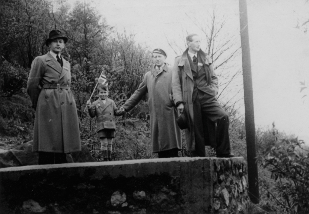 Øverst i Lerviksbakken, 17. mai 1945.