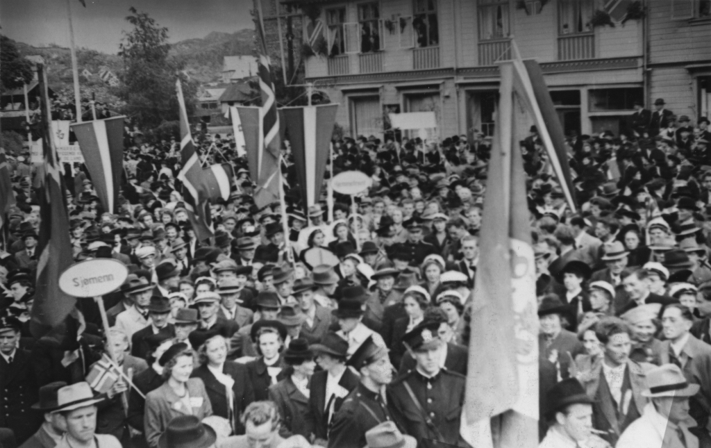 Folkemengden på Torget, 17. mai 1945.