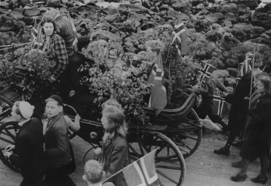 Grinifangene kommer hjem, 10. mai 1945. Vognen med Aakre-familien.