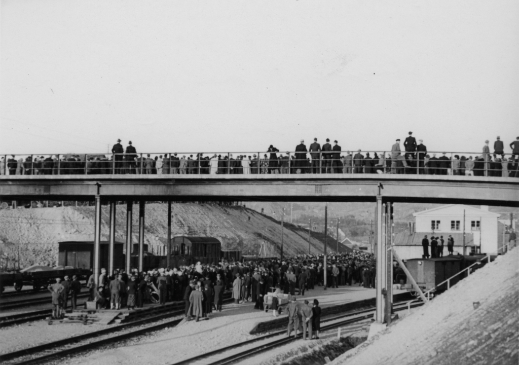 Fangene ventes på stasjonen, 10. mai 1945.