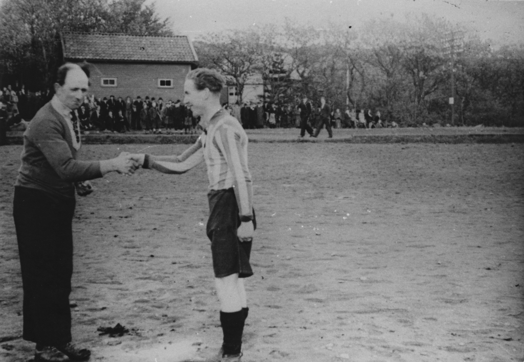 Fotballkampen mellom Eik A og Eik B, 17. mai 1945.