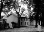Gårdshuset till Storgatan 17, från kyrkogården. Från NM:s byggnadsinventering 1957.