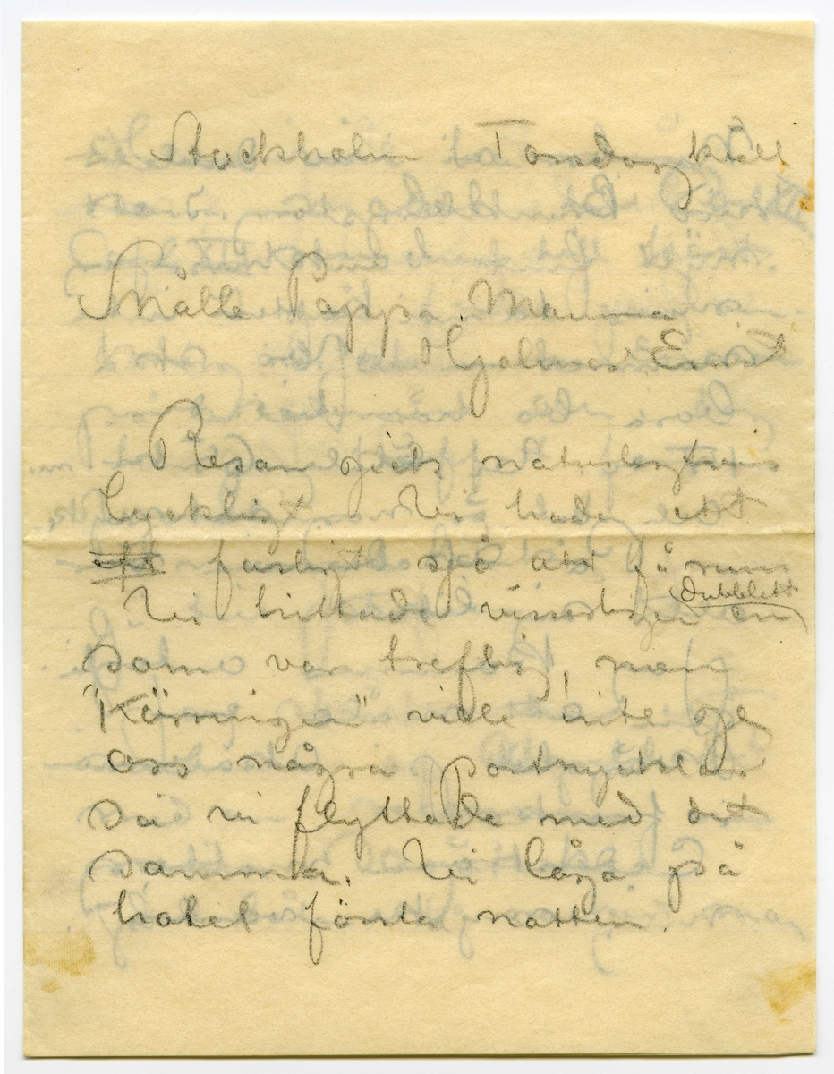 Brev odaterat från John Bauer till Emma, Joseph, Hjalmar och Ernst Bauer, bestående av fyra sidor skrivna på framsidan av ett vikt pappersark. Huvudsaklig skrift handskriven med blyerts. 
.
BREVAVSKRIFT:
.
[Sida 1]
[inskrivet med blyerts: 1902?]
Stockholm 
Mandag
Snälle Pappa, Mamma, Hjalmar
och Enne.
Jag skulle skrifvit i går
men hade inget papper.
Emellertid mår jag fortfarande
bra naturligtvis med undantag
af en viss Sarafeber. Alla här
uppe har Sarafeber. Det talas knappast om någonting an-
nat än Sara.
Jag har varit med om att
stå i kö från 7 på morgonen
till 12 m, N:o 6 i ordningen och
ändå inte fått någon biljett.
Vi skulle köpa 40 och fingo 12.
I lördags köpte jag mig 
.
[Sida 2]
en biljett af en månglare
en kvart efter sedan föreställ-
ningen hade börjat 50 öre billigare
än hvad han själf hade gifvit
Jag såg Kameliadamen. [inskrivet: Jag] [överstruket – an] häng
de i knävecken med benen böjda
åt andra hållet, men jag har
i alla fall sett henne. och jag
har lofvat mig själf att aldrig
försöka beskrifva henne.
Så har jag varit och hört
Lindberg som Hamlet för
att bättre kunna begripa
hennes dito men det fanns
ingen möjlighet att få billjett
under 14 kr, men hade jag
vetat hvad jag nu vet hade
jag ta mi katten betalt det.
På Akademien ha vi nu
i nära 14 dagar hållet på med
.
[Sida 3]
en modell utan resultat. Han
är nybörjare, kan inte stå still
och dessutom äcklig att se på. Vi
ha alla lämnat våra stora teck-
ningar halffärdiga och börjat med
småsaker. Kulle, som är lärare,
rasar och är aldeles förtviflad.
Jag trifs allt bättre i
mitt lilla rum. Om morgnarna
får jag kaffe på sängen upp-
buret till mig från Björklund.
Så har jag börjat läsa
tyska d.v.sa tyska böcker som
lag [överskrivet: l] lånar på biblioteket.
Några illustrationsbeställningar
har jag inte fått vidare. De
tyckas ha glömt bort mej.
Mina teckningar till Bonnier
äro absolut misslyckade sorgligt
nog. Jag har tecknat dem på
.
[Sida 4]
duk och använt en slags täckhvitt
som inte alls gör sig gällande i
reproduktion Jag har talat med
Silfversporre. De ha lofvat göra om
några af klicheerna. Bonnier tyckte 
i alla fall att de voro bra.
Jag skickar här af[-?]
Hälsningar
John.
P.S. När får jag mina kläder!
Tack för bref. Hälsa hynnen
[inskrivet på tvären på vänster sida: Skrif snart Enne!]
[Inritat: en skiss med text bredvid: Jag är fin kar
och har börjat en
pracktisk kragskyd.
dande [överskrivet: t] halsdug.
Dä inte vackert
men bra.]