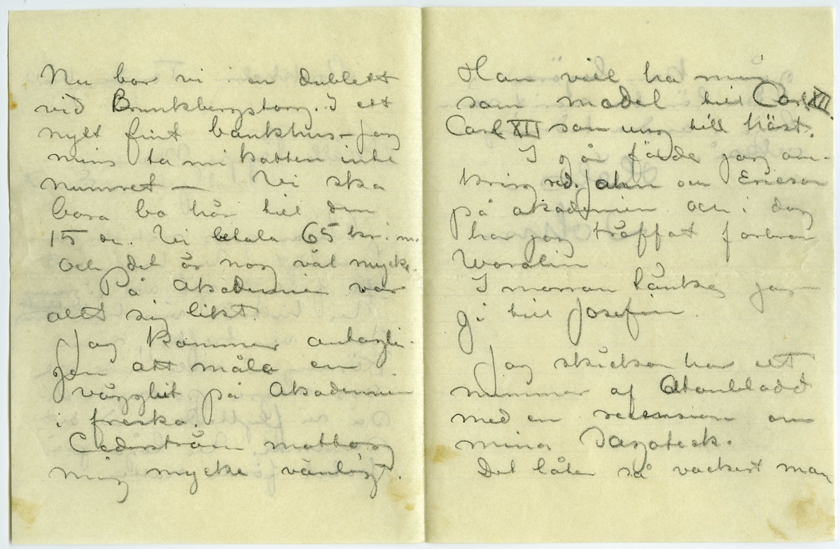 Brev odaterat från John Bauer till Emma, Joseph, Hjalmar och Ernst Bauer, bestående av fyra sidor skrivna på framsidan av ett vikt pappersark. Huvudsaklig skrift handskriven med blyerts. 
.
BREVAVSKRIFT:
.
[Sida 1]
[inskrivet med blyerts: 1902?]
Stockholm 
Mandag
Snälle Pappa, Mamma, Hjalmar
och Enne.
Jag skulle skrifvit i går
men hade inget papper.
Emellertid mår jag fortfarande
bra naturligtvis med undantag
af en viss Sarafeber. Alla här
uppe har Sarafeber. Det talas knappast om någonting an-
nat än Sara.
Jag har varit med om att
stå i kö från 7 på morgonen
till 12 m, N:o 6 i ordningen och
ändå inte fått någon biljett.
Vi skulle köpa 40 och fingo 12.
I lördags köpte jag mig 
.
[Sida 2]
en biljett af en månglare
en kvart efter sedan föreställ-
ningen hade börjat 50 öre billigare
än hvad han själf hade gifvit
Jag såg Kameliadamen. [inskrivet: Jag] [överstruket – an] häng
de i knävecken med benen böjda
åt andra hållet, men jag har
i alla fall sett henne. och jag
har lofvat mig själf att aldrig
försöka beskrifva henne.
Så har jag varit och hört
Lindberg som Hamlet för
att bättre kunna begripa
hennes dito men det fanns
ingen möjlighet att få billjett
under 14 kr, men hade jag
vetat hvad jag nu vet hade
jag ta mi katten betalt det.
På Akademien ha vi nu
i nära 14 dagar hållet på med
.
[Sida 3]
en modell utan resultat. Han
är nybörjare, kan inte stå still
och dessutom äcklig att se på. Vi
ha alla lämnat våra stora teck-
ningar halffärdiga och börjat med
småsaker. Kulle, som är lärare,
rasar och är aldeles förtviflad.
Jag trifs allt bättre i
mitt lilla rum. Om morgnarna
får jag kaffe på sängen upp-
buret till mig från Björklund.
Så har jag börjat läsa
tyska d.v.sa tyska böcker som
lag [överskrivet: l] lånar på biblioteket.
Några illustrationsbeställningar
har jag inte fått vidare. De
tyckas ha glömt bort mej.
Mina teckningar till Bonnier
äro absolut misslyckade sorgligt
nog. Jag har tecknat dem på
.
[Sida 4]
duk och använt en slags täckhvitt
som inte alls gör sig gällande i
reproduktion Jag har talat med
Silfversporre. De ha lofvat göra om
några af klicheerna. Bonnier tyckte 
i alla fall att de voro bra.
Jag skickar här af[-?]
Hälsningar
John.
P.S. När får jag mina kläder!
Tack för bref. Hälsa hynnen
[inskrivet på tvären på vänster sida: Skrif snart Enne!]
[Inritat: en skiss med text bredvid: Jag är fin kar
och har börjat en
pracktisk kragskyd.
dande [överskrivet: t] halsdug.
Dä inte vackert
men bra.]
