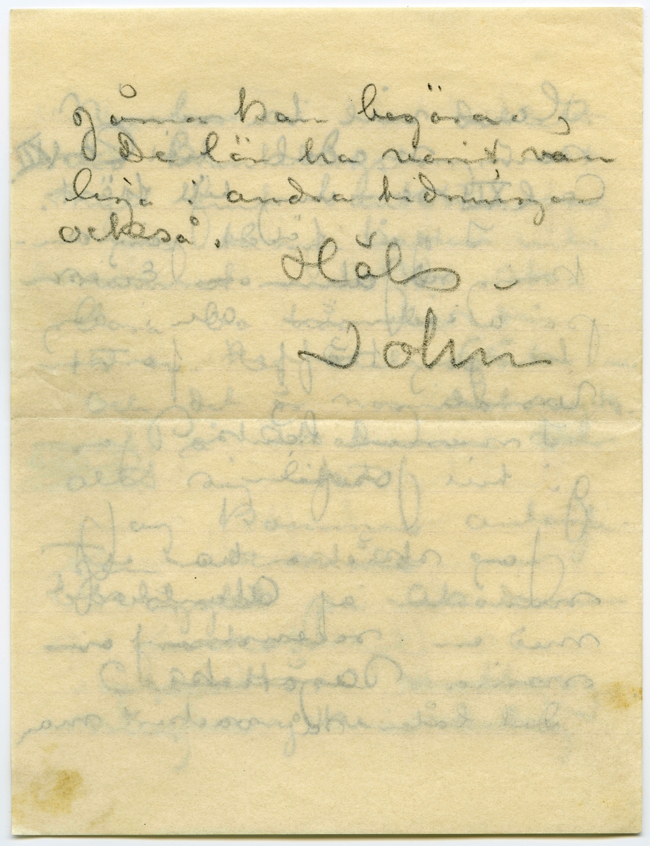Brev odaterat från John Bauer till Emma, Joseph, Hjalmar och Ernst Bauer, bestående av fyra sidor skrivna på framsidan av ett vikt pappersark. Huvudsaklig skrift handskriven med blyerts. 
.
BREVAVSKRIFT:
.
[Sida 1]
[inskrivet med blyerts: 1902?]
Stockholm 
Mandag
Snälle Pappa, Mamma, Hjalmar
och Enne.
Jag skulle skrifvit i går
men hade inget papper.
Emellertid mår jag fortfarande
bra naturligtvis med undantag
af en viss Sarafeber. Alla här
uppe har Sarafeber. Det talas knappast om någonting an-
nat än Sara.
Jag har varit med om att
stå i kö från 7 på morgonen
till 12 m, N:o 6 i ordningen och
ändå inte fått någon biljett.
Vi skulle köpa 40 och fingo 12.
I lördags köpte jag mig 
.
[Sida 2]
en biljett af en månglare
en kvart efter sedan föreställ-
ningen hade börjat 50 öre billigare
än hvad han själf hade gifvit
Jag såg Kameliadamen. [inskrivet: Jag] [överstruket – an] häng
de i knävecken med benen böjda
åt andra hållet, men jag har
i alla fall sett henne. och jag
har lofvat mig själf att aldrig
försöka beskrifva henne.
Så har jag varit och hört
Lindberg som Hamlet för
att bättre kunna begripa
hennes dito men det fanns
ingen möjlighet att få billjett
under 14 kr, men hade jag
vetat hvad jag nu vet hade
jag ta mi katten betalt det.
På Akademien ha vi nu
i nära 14 dagar hållet på med
.
[Sida 3]
en modell utan resultat. Han
är nybörjare, kan inte stå still
och dessutom äcklig att se på. Vi
ha alla lämnat våra stora teck-
ningar halffärdiga och börjat med
småsaker. Kulle, som är lärare,
rasar och är aldeles förtviflad.
Jag trifs allt bättre i
mitt lilla rum. Om morgnarna
får jag kaffe på sängen upp-
buret till mig från Björklund.
Så har jag börjat läsa
tyska d.v.sa tyska böcker som
lag [överskrivet: l] lånar på biblioteket.
Några illustrationsbeställningar
har jag inte fått vidare. De
tyckas ha glömt bort mej.
Mina teckningar till Bonnier
äro absolut misslyckade sorgligt
nog. Jag har tecknat dem på
.
[Sida 4]
duk och använt en slags täckhvitt
som inte alls gör sig gällande i
reproduktion Jag har talat med
Silfversporre. De ha lofvat göra om
några af klicheerna. Bonnier tyckte 
i alla fall att de voro bra.
Jag skickar här af[-?]
Hälsningar
John.
P.S. När får jag mina kläder!
Tack för bref. Hälsa hynnen
[inskrivet på tvären på vänster sida: Skrif snart Enne!]
[Inritat: en skiss med text bredvid: Jag är fin kar
och har börjat en
pracktisk kragskyd.
dande [överskrivet: t] halsdug.
Dä inte vackert
men bra.]