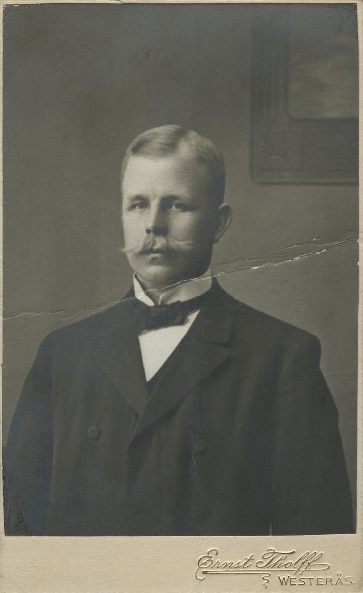 Carl August Wretlöf, född 1880-01-23 i Köping, död 1919-04-13 i Västerås. Överkonstapel i Västerås.