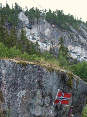 Flaggfjell, med bergflagg både oppe i berget og nede langs vegen