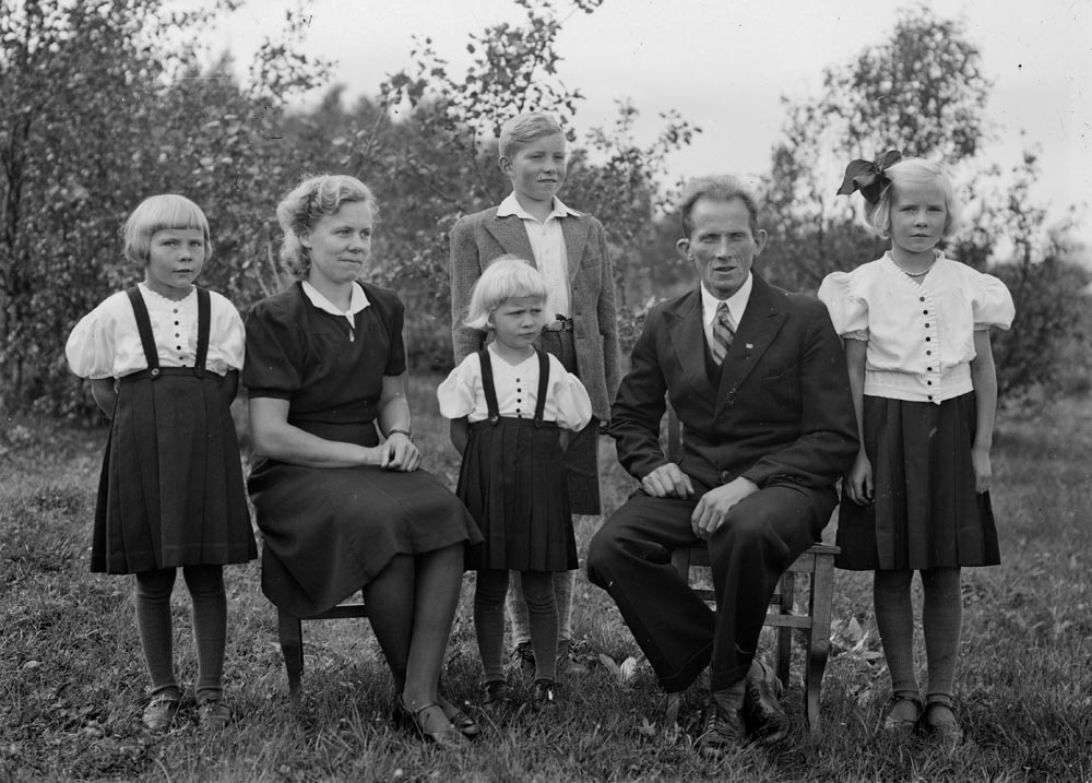Leirfjord, Ulvangen. Familiebilde.
F.v.: Nilly Astrid Ulvang Moxnes (f. 26.4.1938), mor Astrid Ulvang (f. 12.4.1912-d. 3.11.2003, født på Løkås), Mary Anne Ulvang Nordgaard (f. 12.3.1940), far Nikolai Bang Andersen Ulvang (f. 28.1.1910-d. 16.1.1991), Johanna Ulvang Langseth (f. 15.2.1936). Bakerst er storebror, Bjarne Ulvang (f. 12.5.1934)