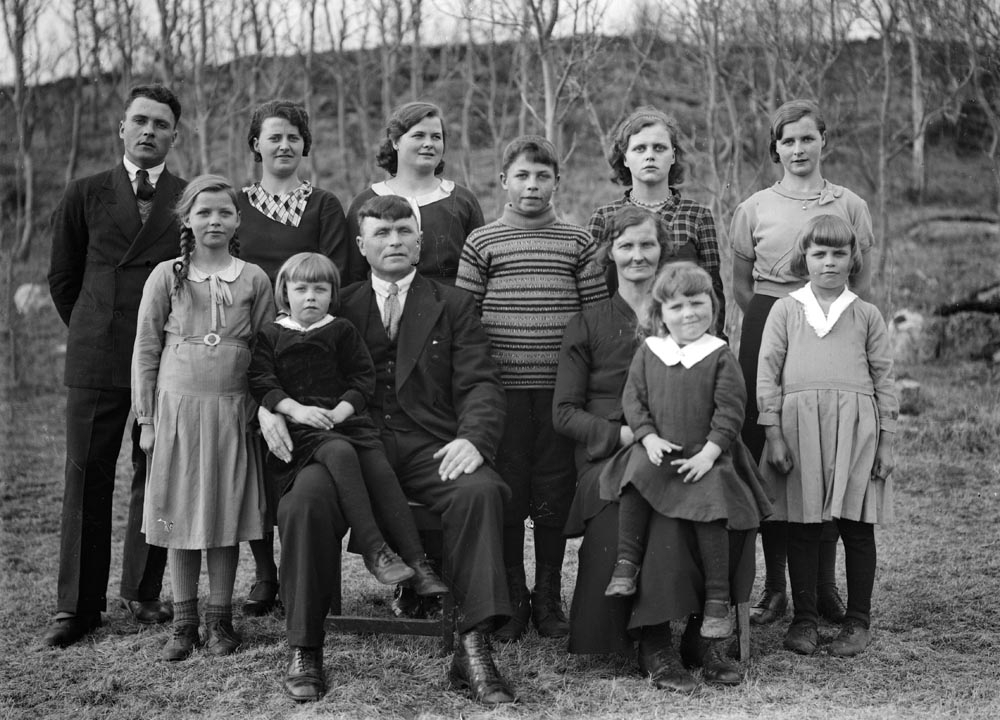 Leirfjord, Leines. Familien Neppelberg.
B.f.v.: Kåre, Nilly, Tordis, Walter, Solveig, Gunvor Johanna
F.f.v.: Astri, Oluf m/ Ester på fanget, Tora m/ Marit på fanget, Haldis
Bildet er brukt i Leirfjordkalenderen - november 2008
Bildet finnes også som LEF.F.00751