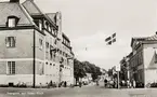 Storgatan mot öster, Växjö, i korsningen mot Kronobergsgatan, 1940. 
Till vänster syns. dåv. Riksbankshuset med post och telegraf.