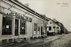 Storgatan, Växjö, tidigt 1900-tal. 
Närmast i bild huset kvarteret Nunnan 3, följt (efter korsningen med Bäckgatan) av husen i kvarteret 
Klostret nr 8 och 7.