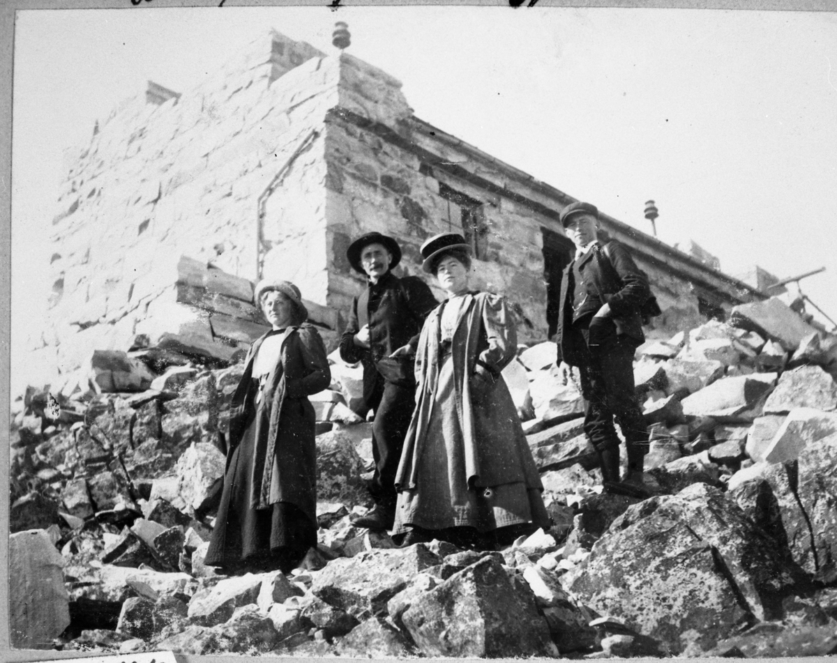 Fotosamling etter Øystein O. Kaasa. (1877-1923). Reisefølge på fjellet, ved steinbrudd. Antatt avfotografering.