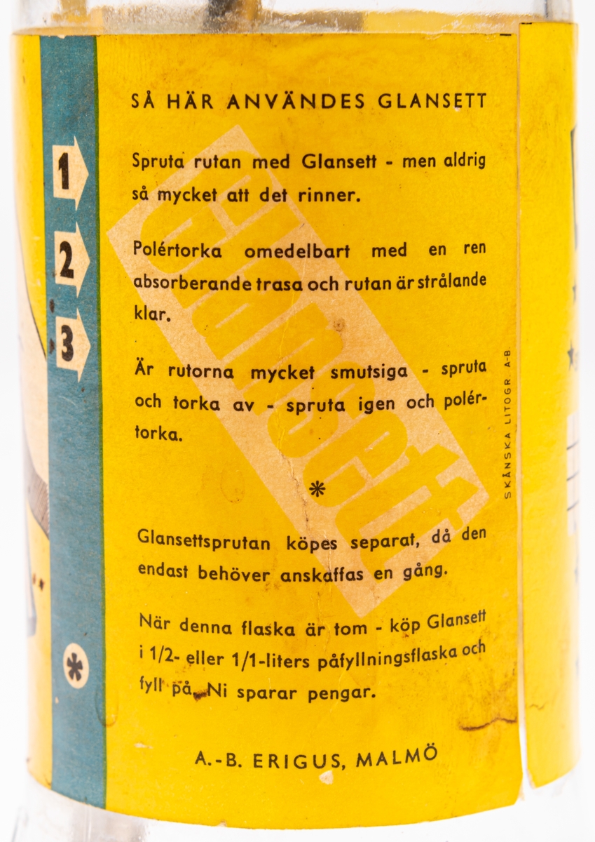 Glasflaska med pump av metall. Gul etikett men texten "Glansett". Har innehållit putsmedel till blanka ytor som glas och kakel.