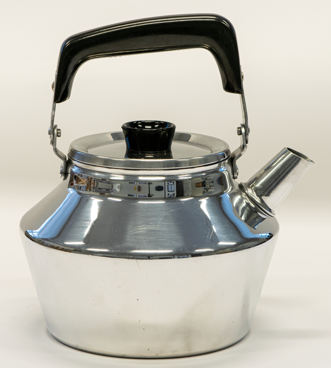 Kaffepanna i polerad aluminium med svart handtag och knopp. 2,5 liter. Locket har formgivarens signatur. I originalförpackning av papp. 
"Moderna kök kaffepanna - Design Sigvard Bernadotte"