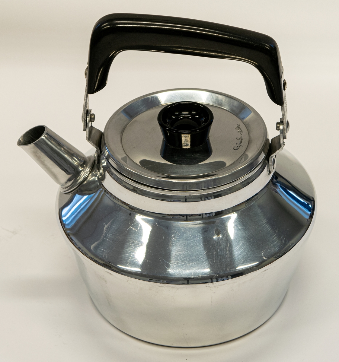 Kaffepanna i polerad aluminium med svart handtag och knopp. 2,5 liter. Locket har formgivarens signatur. I originalförpackning av papp. 
"Moderna kök kaffepanna - Design Sigvard Bernadotte"