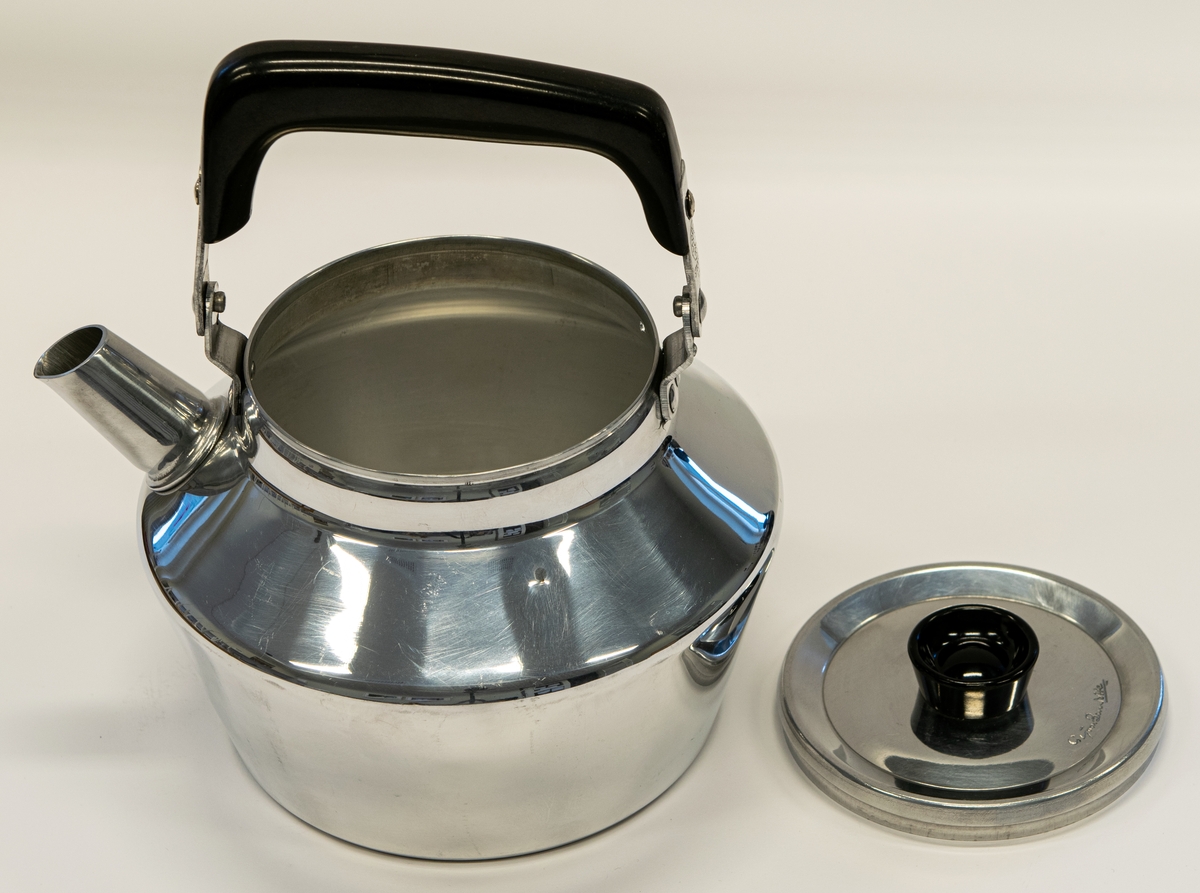 Kaffepanna i polerad aluminium med svart handtag och knopp. 2,5 liter. Locket har formgivarens signatur. I originalförpackning av papp. 
"Moderna kök kaffepanna - Design Sigvard Bernadotte"